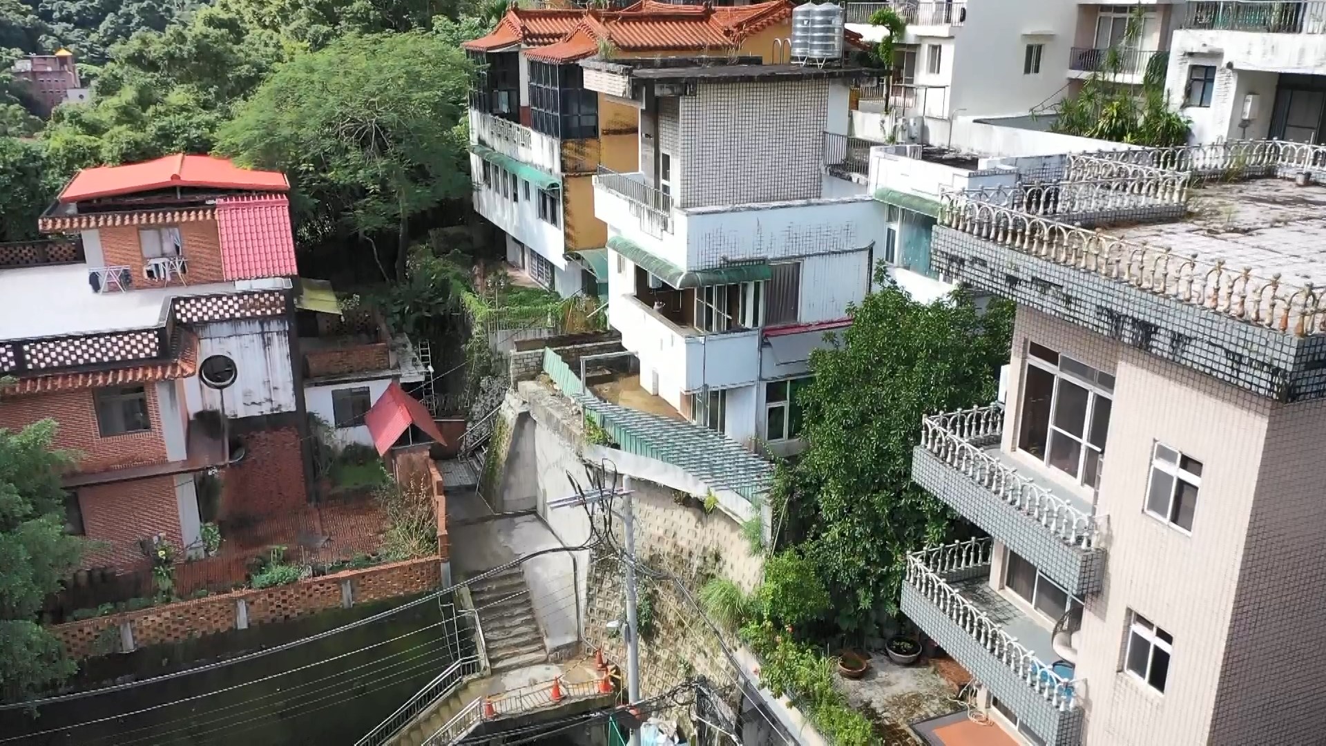 8旬婦控名醫鄰毀人房 還靠法官妻涉濫訴40案