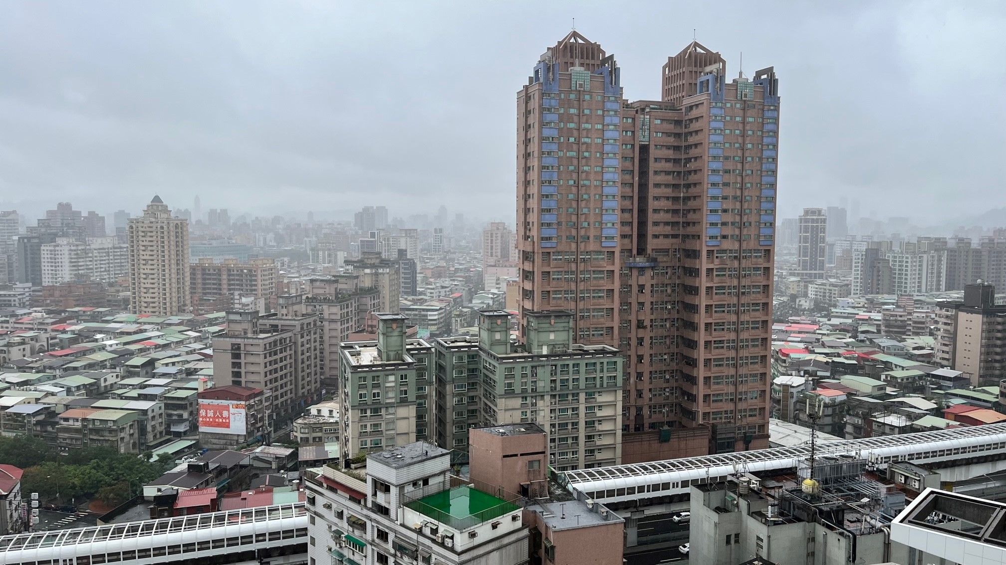 該選0050或買房？他怕「老了窩公園看盤」網笑：小孩子才選擇