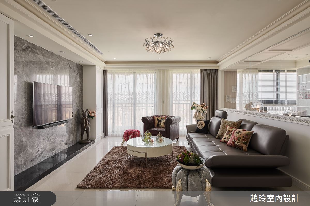 我家就是豪門！45坪白色系新古典風的瑰麗雍容，金色拱門還隱藏小貓洞