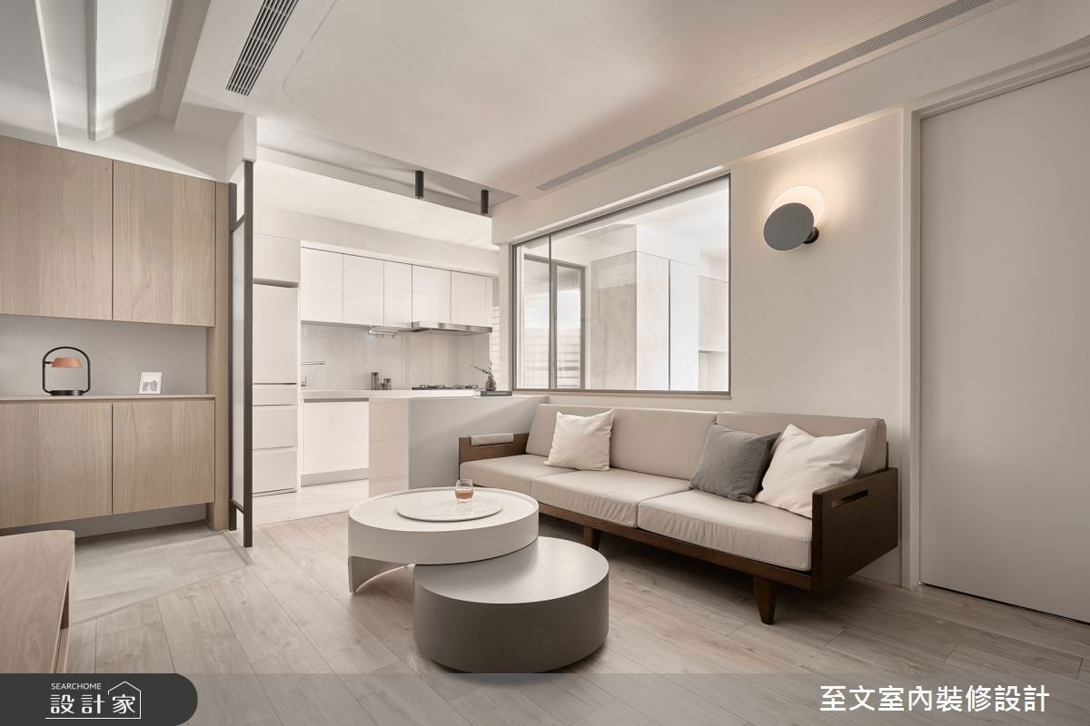 淡奶茶色的溫柔包覆，15坪北歐宅以二字形廚房與半透明屏風創造清透氛圍！