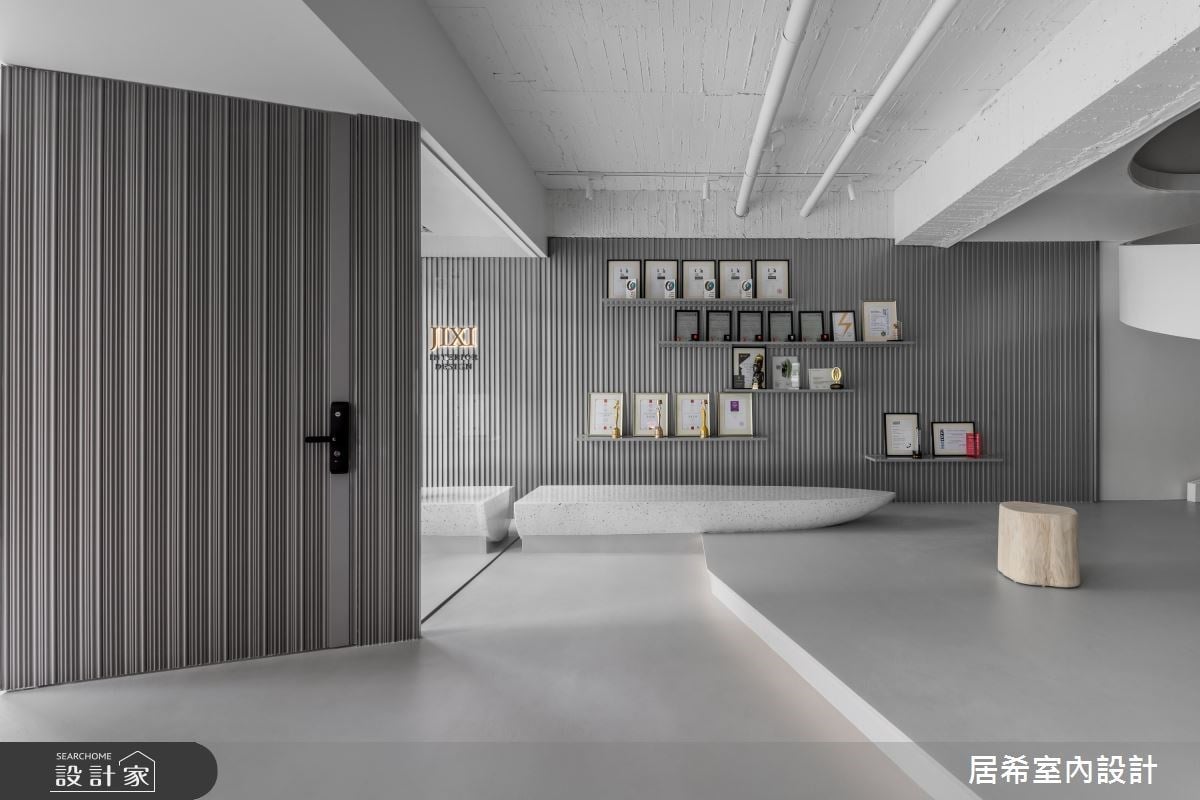 百坪複層老屋獲新生！盤多磨與不鏽鋼共創簡約辦公室，遊走熱情與冷靜之間