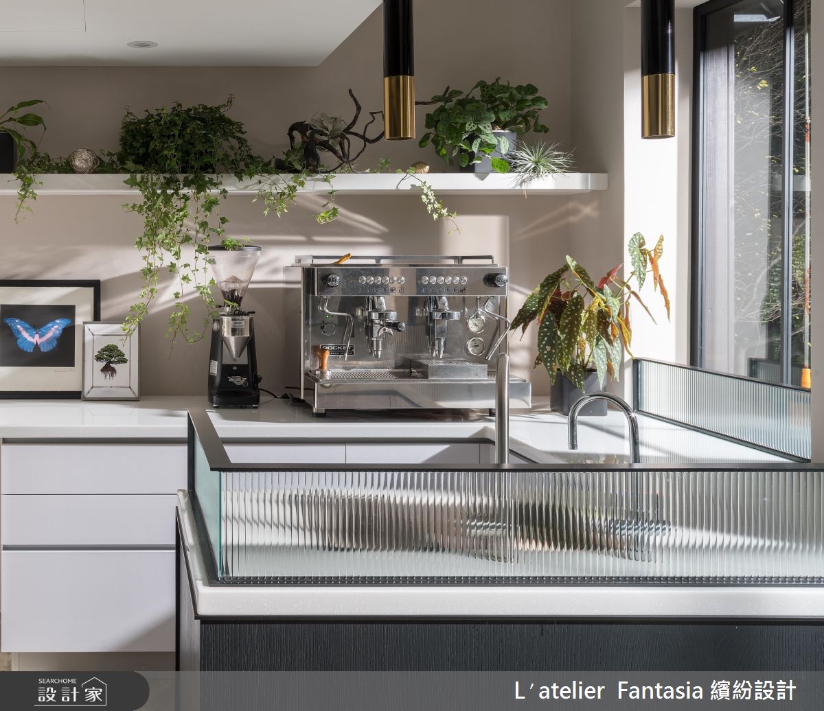 她用櫻花粉紅為 30 年老屋變身時尚辦公室