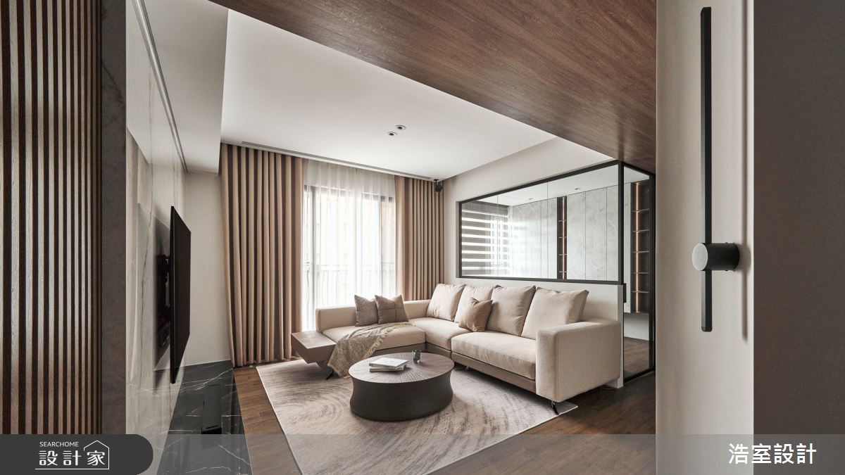 首購就幸運入住現代木質美學宅！木紋修飾大樑且導引廊道，燈帶及玻璃書...