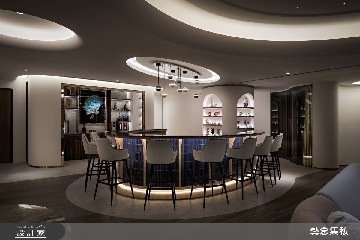 一層一戶的景觀豪宅！訂製弧形吧台X度假語彙，讓一家人在海天一色的自然...