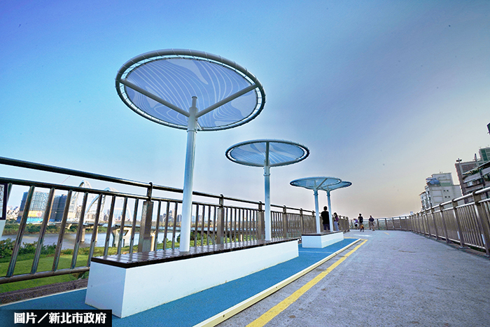 水岸城市橋上綠洲 新月休憩廣場啟用！