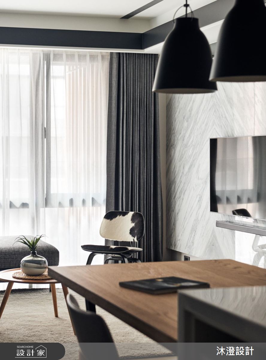 俐落黑白巧搭自然建材，打造現代風型宅