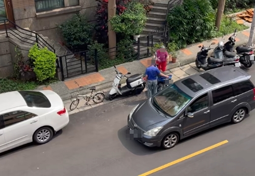 擺花盆占車位！住戶嗆「我有優先權」 網見影片全傻眼：折騰自己