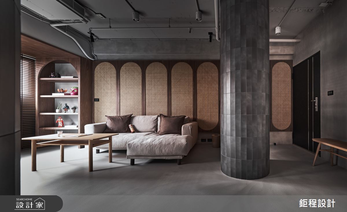 混搭風以古典拱形展示櫃與潮流收藏詮釋居住者特色，彈性空間串聯餐廳親...