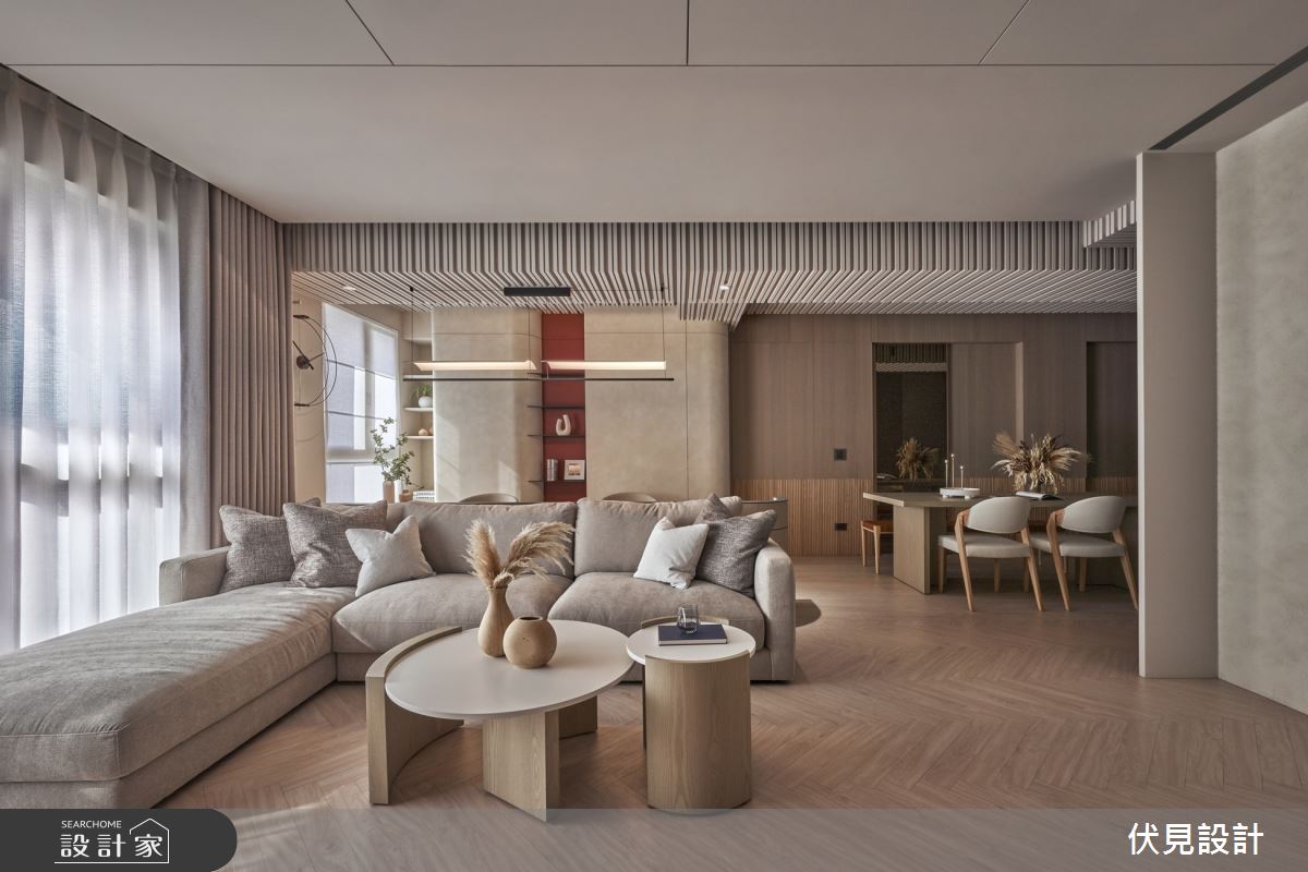 木質與暖色模擬午後暖陽，開放式客、餐廳與書房建構現代人文日常