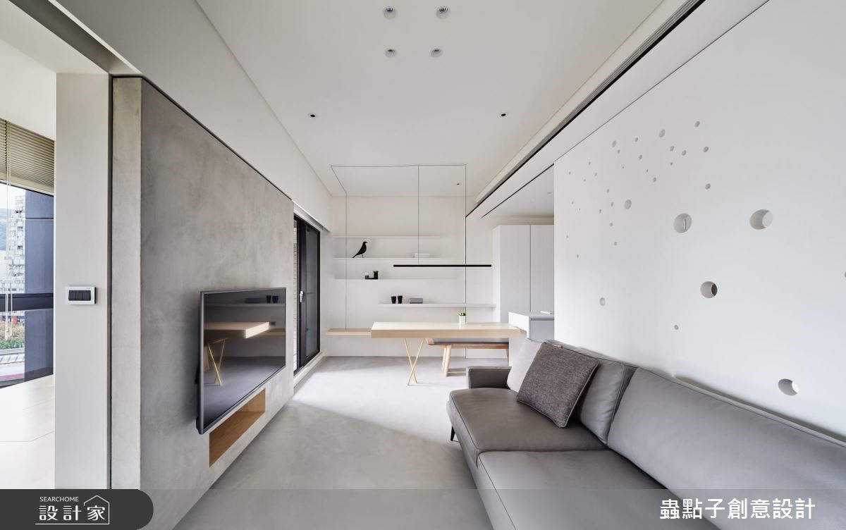 人的移動，門也移動，牆裡牆外的曖昧空間