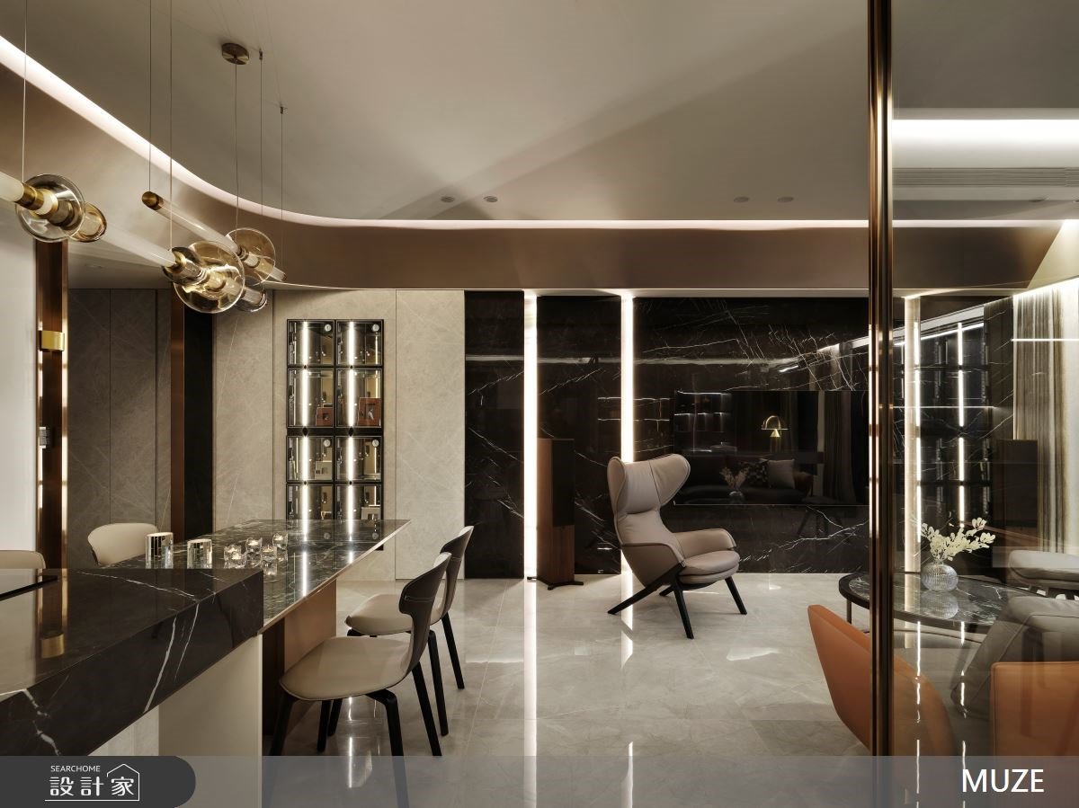 從毛胚屋培養出眾氣質！40 坪現代風宅邸以光帶切割電視牆，鍍鈦金屬與進...