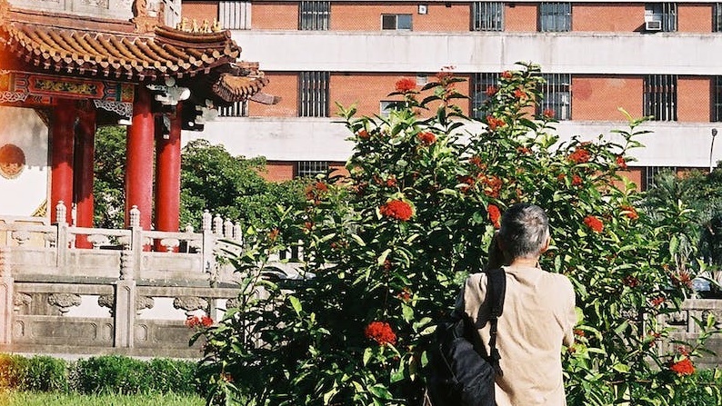 父親國中畢都能拚2間 他問沒房的上一代是否不爭氣？網揭現實困境