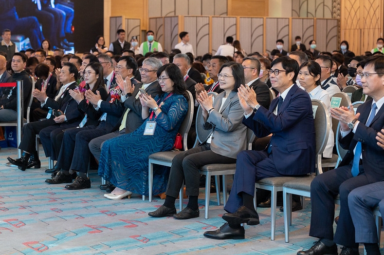 蔡英文出席「房仲奧斯卡」承諾購屋族：住得起、買得起