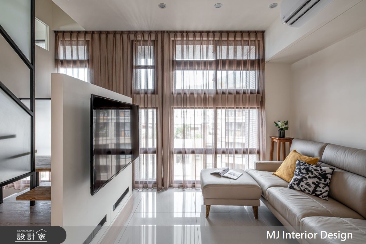 15坪混搭風複層小宅！木質格柵注入溫潤且延伸空間，半高電視牆讓日光盈...