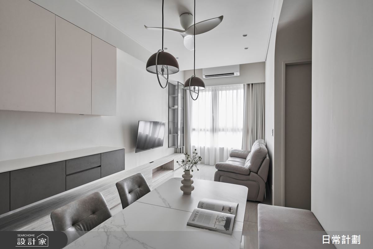 訂製18坪燕麥色療癒現代小宅！利用垂直高度拓展收納機能，弧形線條展現...