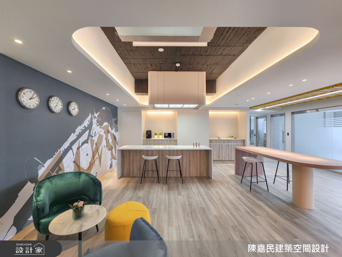 讓人好想上班的辦公室！明亮採光、居家中島與繽紛色調，療癒身心裝潢提...