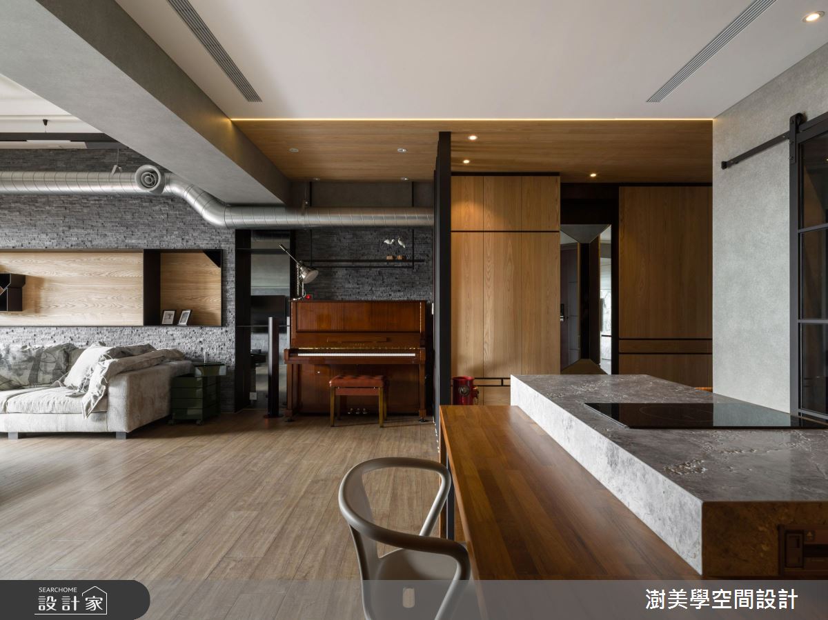 斜屋頂下的多功能語彙！鋪排雙人宅邸的工業風時尚