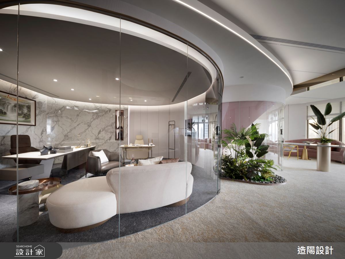 這個辦公室真的不一樣!甜美粉色與優雅弧形開闊視野，辦公日常也能超舒心