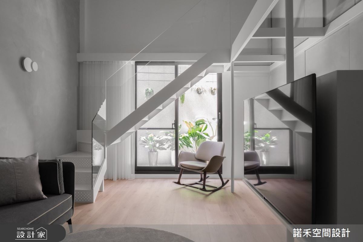 19坪挑高小坪數以簡約風的留白手法，讓透明樓梯與動線營造開放通透的舒...