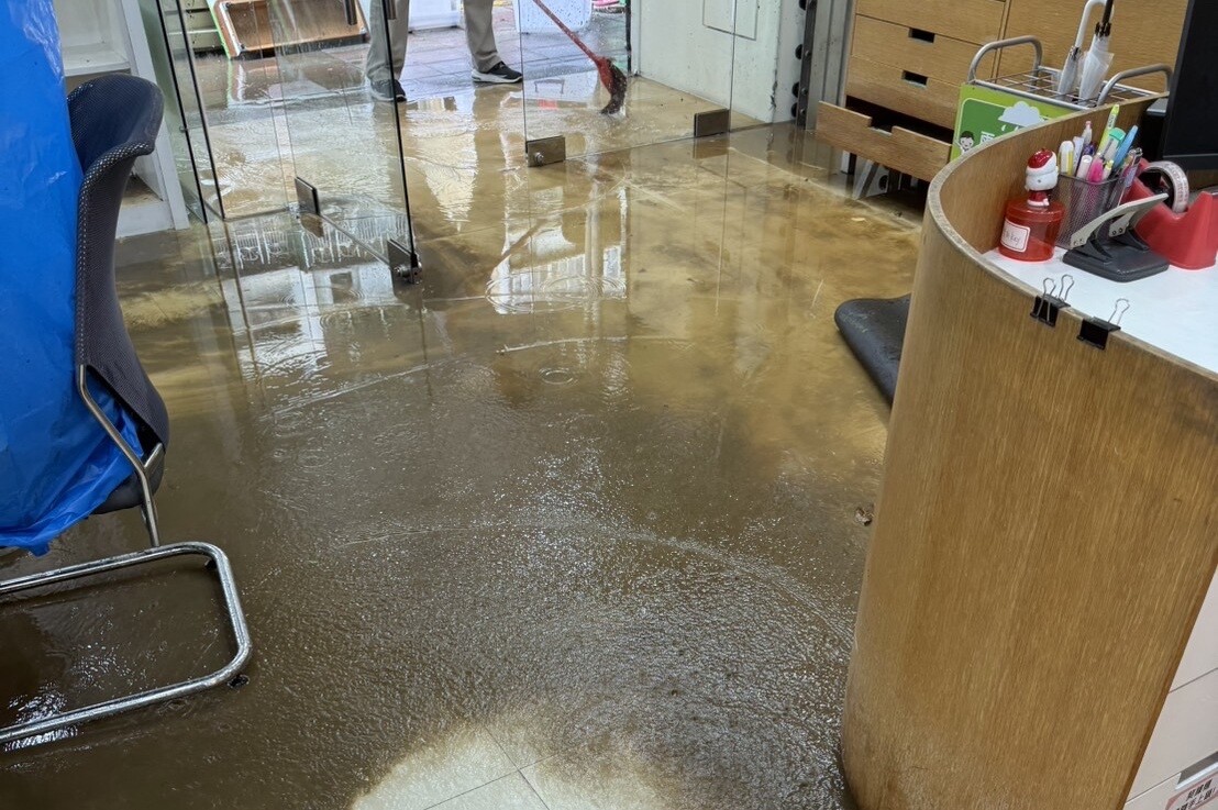 面對居家淹水,信義居家表示需把握先清潔再消毒,降低細菌、黴菌及病媒孳生帶來的健康風險。(圖片來源:樂屋網) 面對居家淹水,信義居家表示需把握先清潔再消毒,降低細菌、黴菌及病媒孳生帶來的健康風險。(圖片來源:樂屋網)