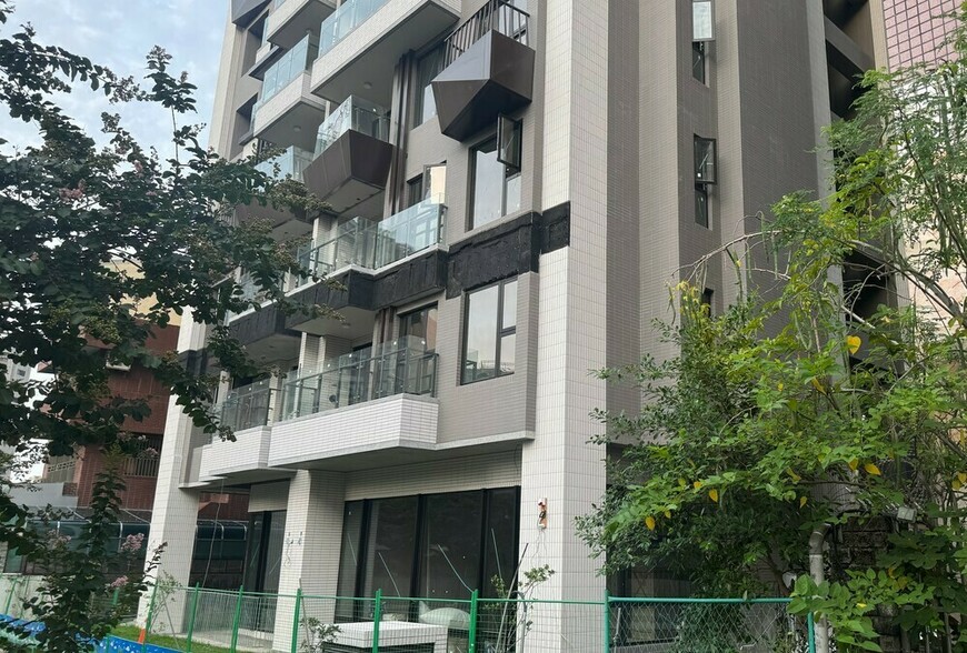 隔壁空屋長樹壓牆誰負責？住戶憂牆倒人傷，求助無門曝管理死角