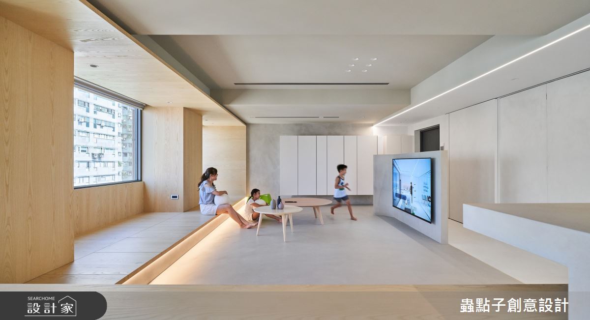簡約風超長臥榻串聯情感，位移電視牆讓家人盡情玩樂