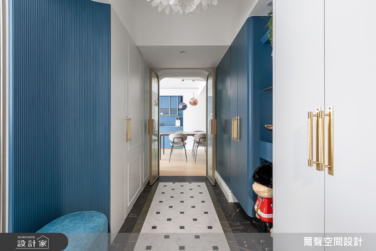 湖水藍靈感再造老屋樣貌！45度翻轉格局，二進式玄關、瑪瑙綠中島與層次...