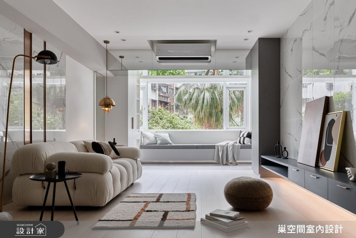 移除一道牆扭轉老屋格局！玻璃隔間把窄長廊到變不見，鏡面貼梁把家變成...