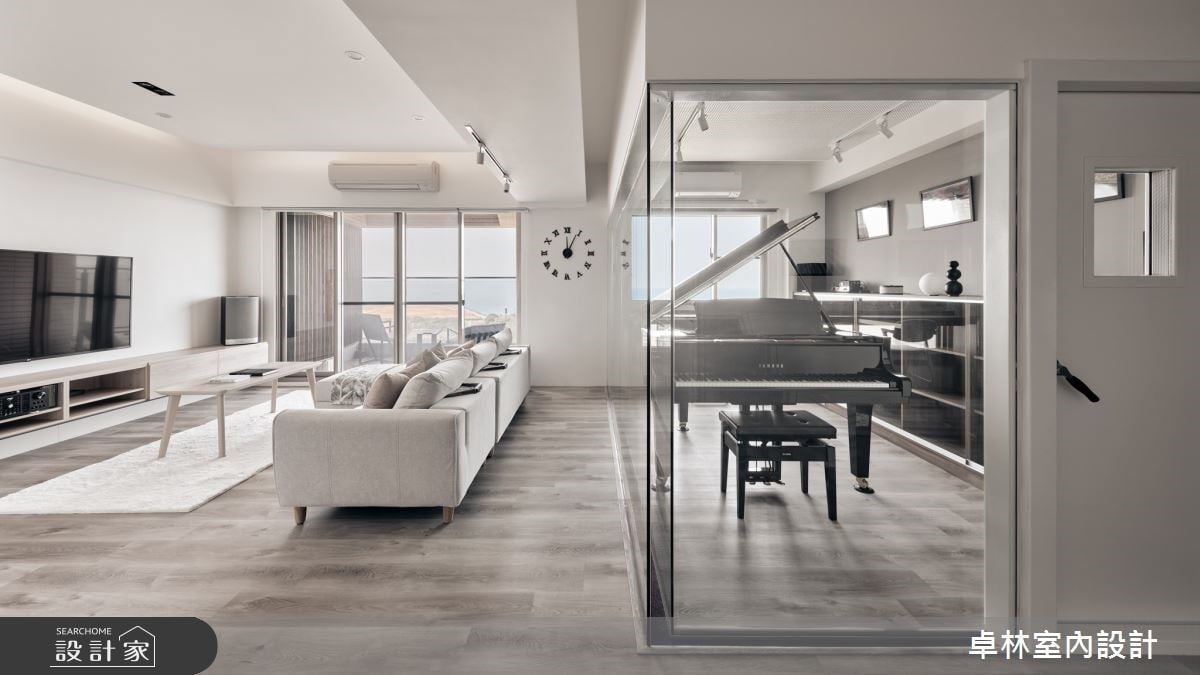 喜歡你專注演奏的神情！純白現代風步入中古屋，用夢幻玻璃琴房拉進滿滿日光