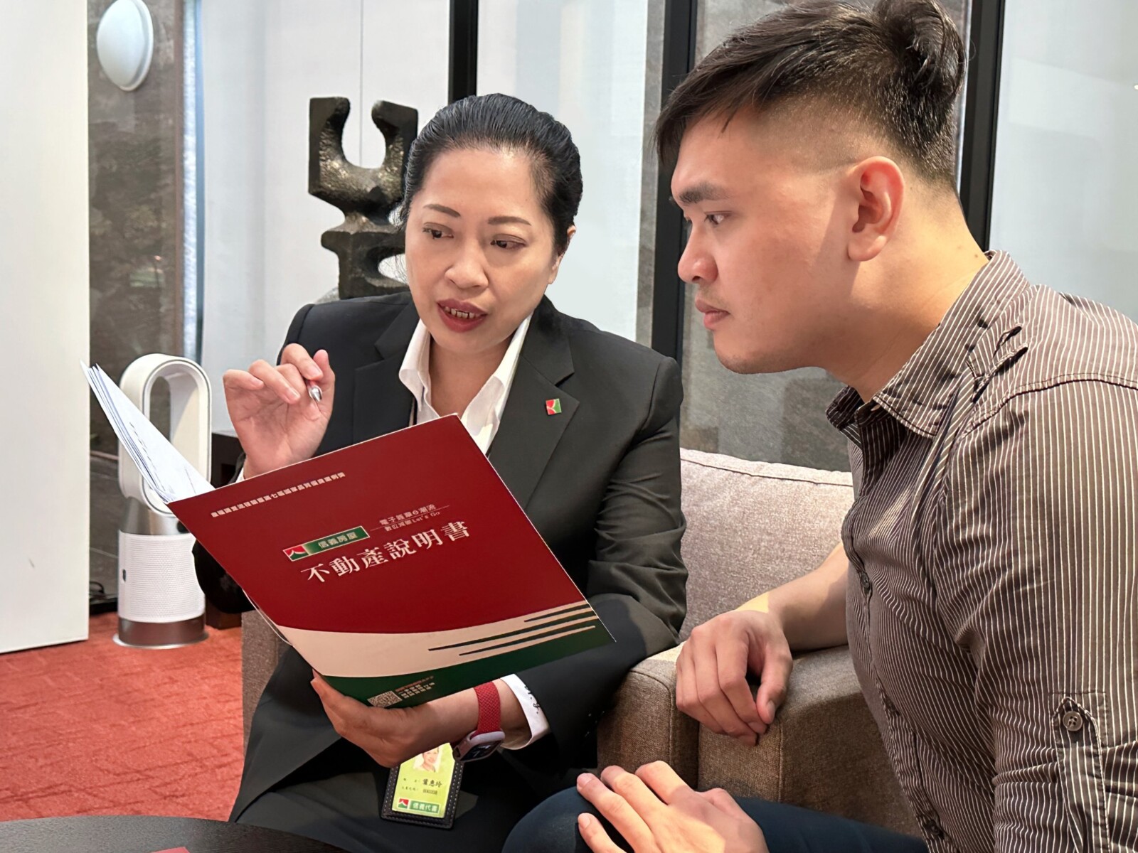 信義代書葉惠玲表示，除了基本的過戶服務，專業代書還會依據客戶需求提供產權登記建議。考量未來可能的房地合一稅影響，協助客戶規劃最適合的登記方式，有助於客戶的節稅規劃。