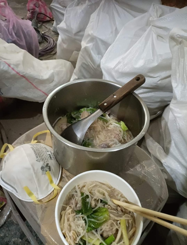 老屋翻新！屋主阿嬤下午2點突現身 「1舉動」嚇歪師傅