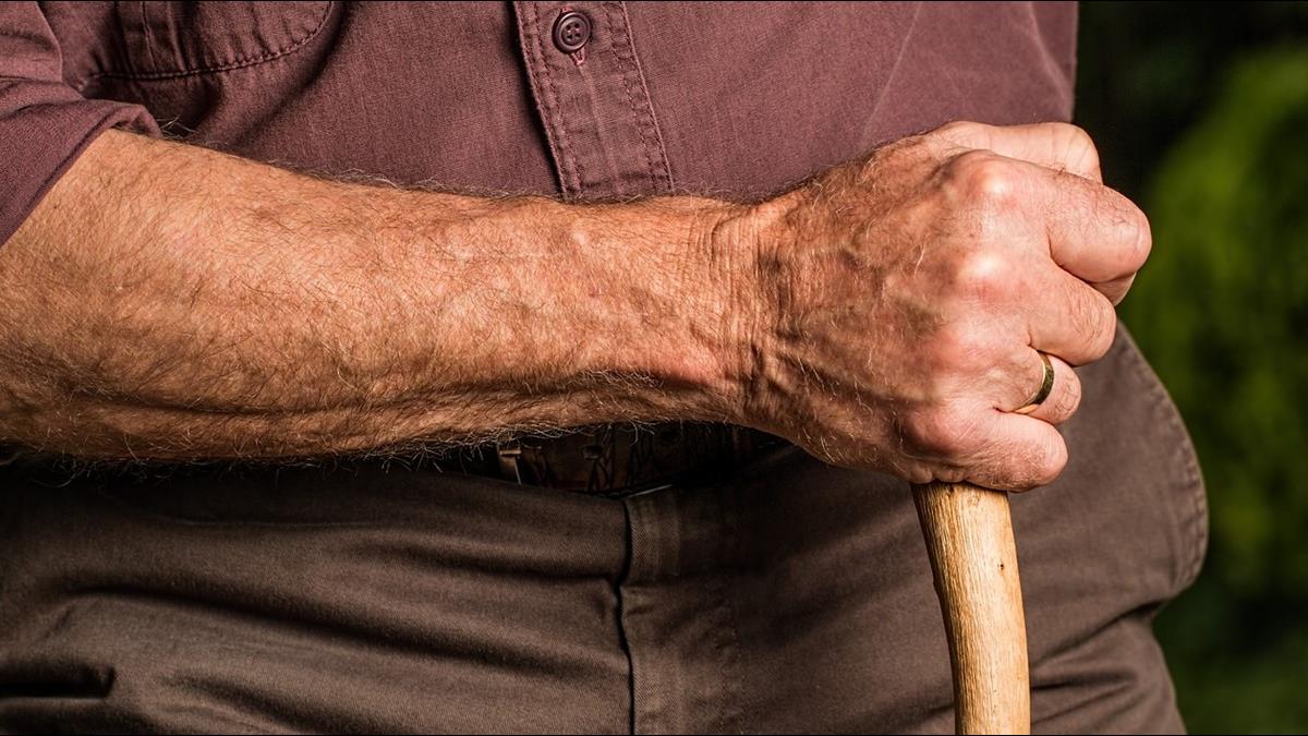 窮到只剩房！擁5千萬華廈卻「靠津貼生活」網憂：恐成社會問題