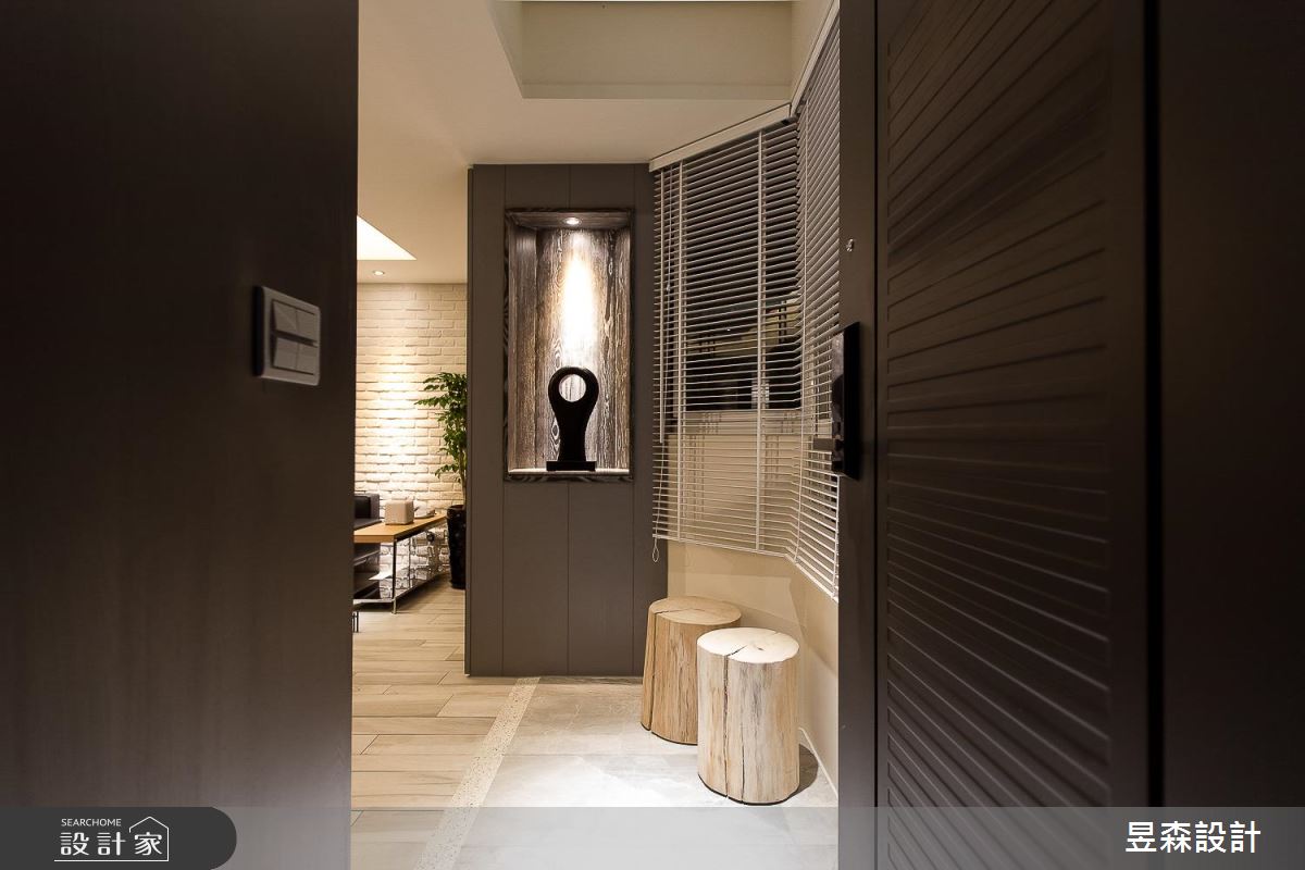 串連北歐宅的兩向日光！沐浴頂客族夫妻的黑白配色