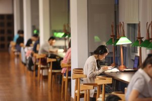 滑世代，你讀書了嗎？〉2014年全民閱讀大調查 國人每月讀1.7本書