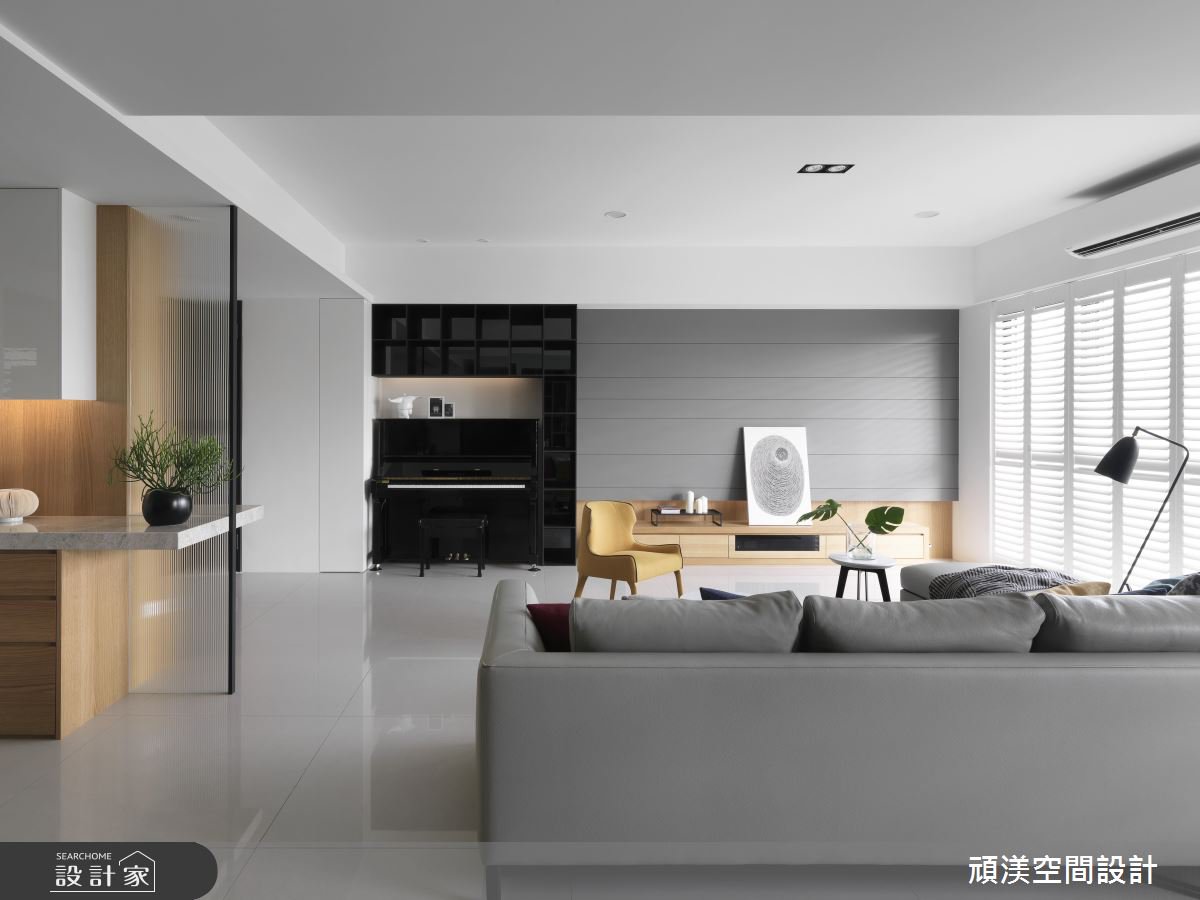 是書房也是遊戲室！現代風大宅客廳後暗藏的秘密空間