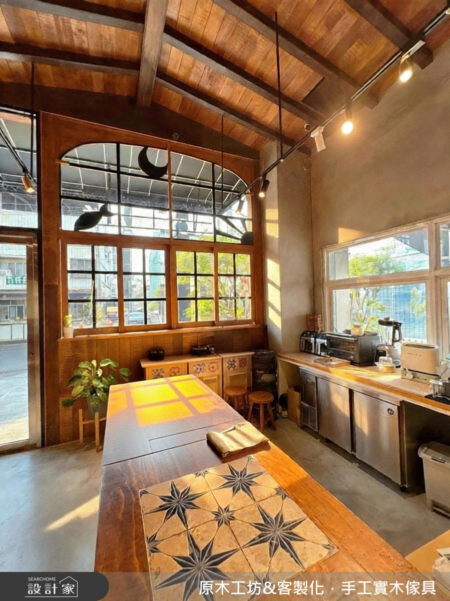 把鐵皮屋變成北歐感小木屋咖啡廳！19坪毛胚屋以實木為基底，勾勒溫馨場景