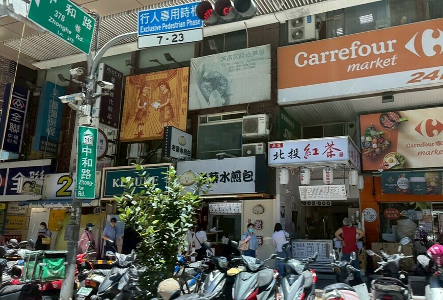 違規廣告拆不完！雙北年撕百萬張難治 民代籲『撕廣告換禮券』救市容