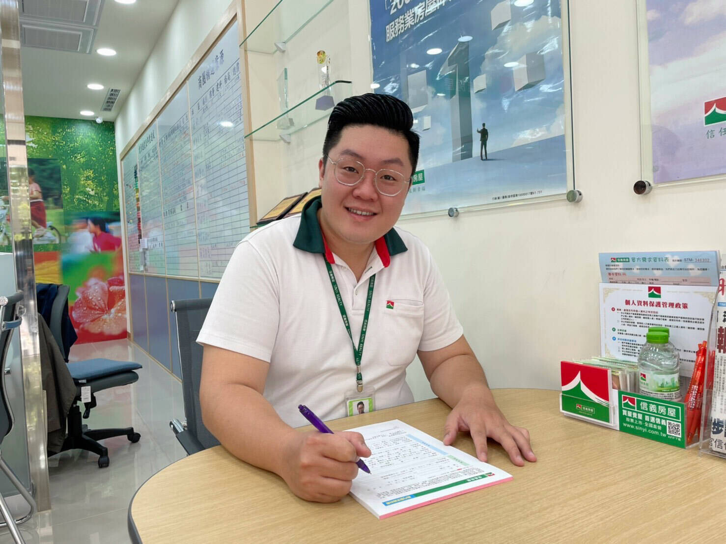 信義房屋公益忠明店專員廖楷鈞以專業又貼心的服務態度，獲得屋主信任。