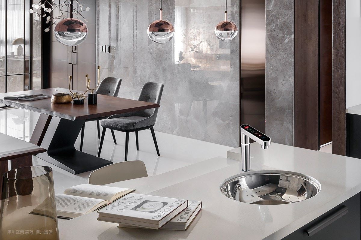 氣泡水一按即飲！智慧觸控櫥下型飲水機，廚房超高溫熱水不間斷