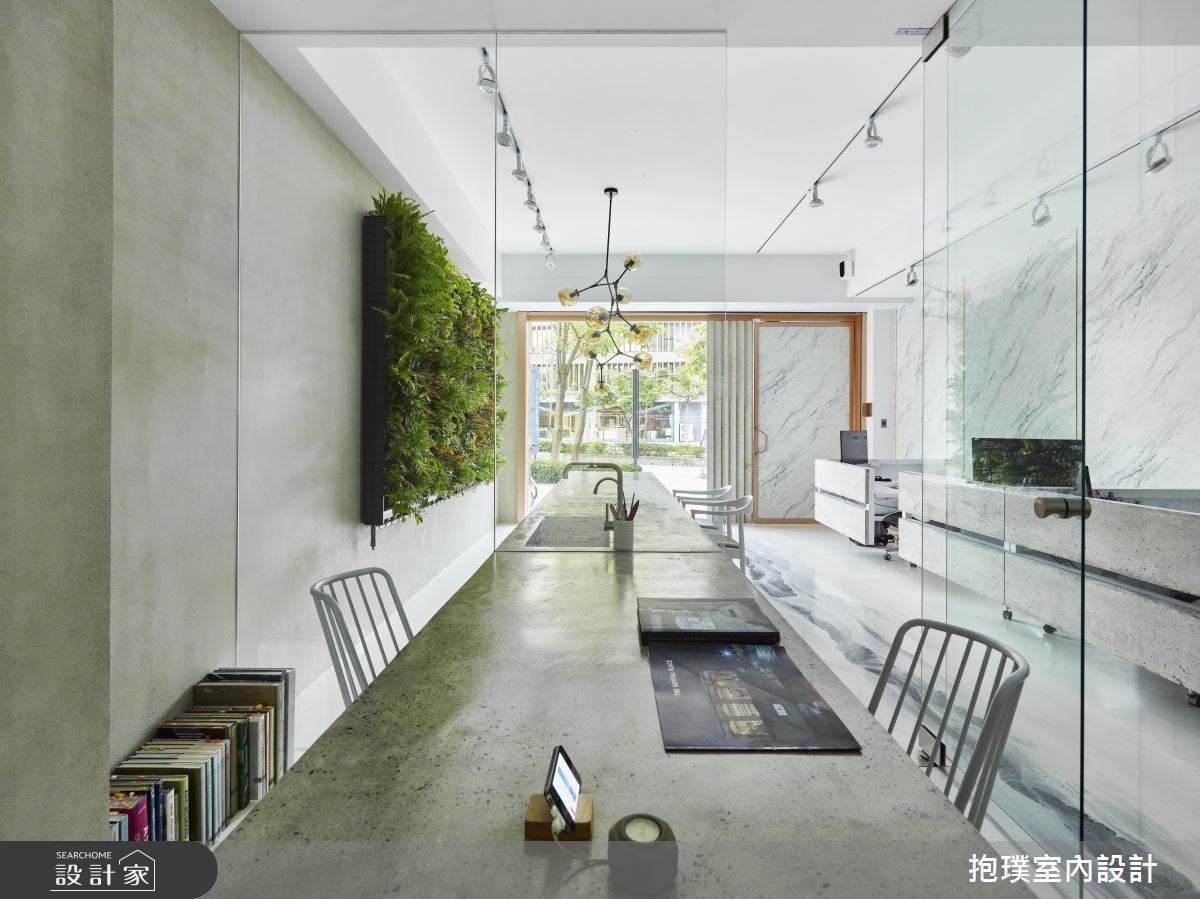 潑墨山水的自然素顏！日光 X 植生牆治癒辦公的疲憊