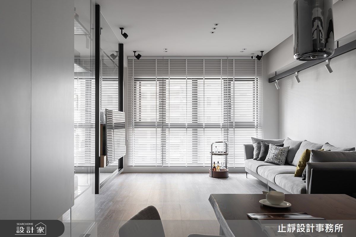 玻璃電視牆從天而降！打造你的光感無重力居家