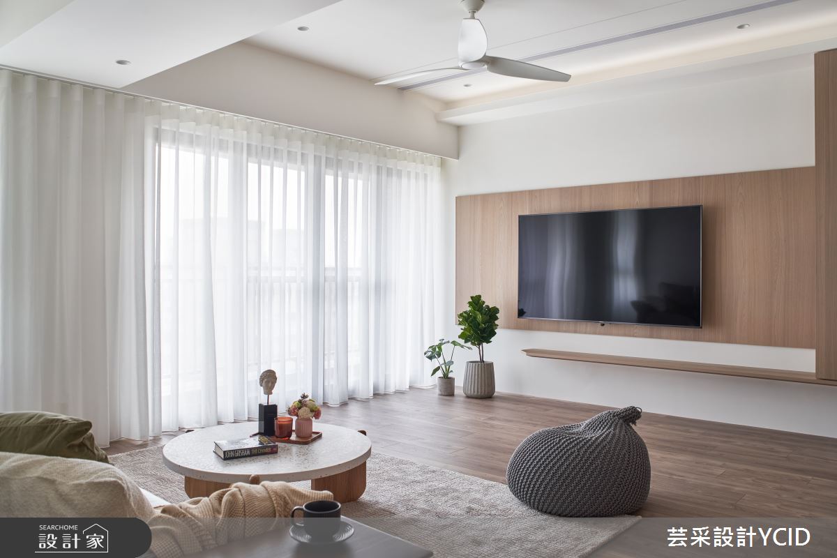 開放大客廳是孩子遊樂園！實踐櫃體不落地，療癒日光映照質感無印宅