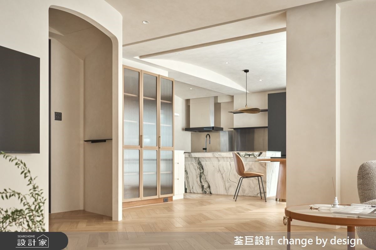 米白色系藝術塗料、弧形與曲線，柔和了一家四口的舒適居所，宛若西班牙...