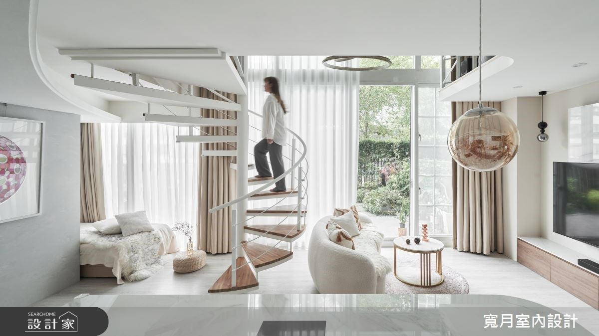 來趟說走就走的小旅行！滿滿綠意的北歐渡假宅，以迴旋樓梯帶來一室清亮
