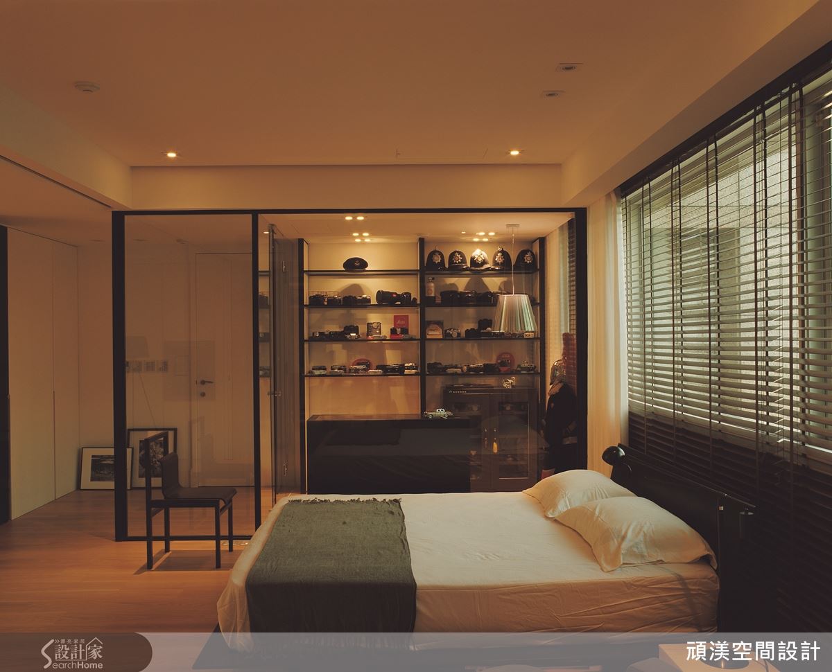 光影輕盈穿梭的療癒系居家，以玻璃&鏡面搭出空間層次