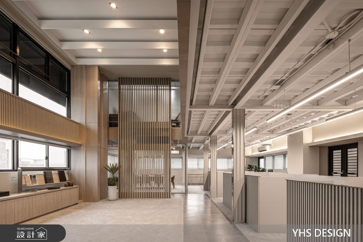 現代簡約的辦公環境讓人眼睛為之一亮！金屬飾板與U型浪板交織科技公司嶄...