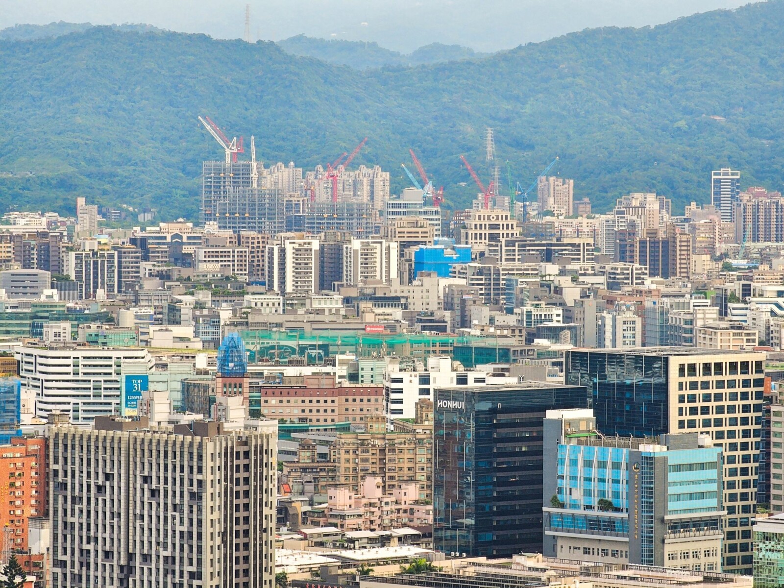 ​小王從親友間聽聞，雖然已辦理土地繼承過戶手續，今年11月的地價稅仍會因為土地所有權變更而可能增加。因此，即便房屋依然由自家人使用，未出租或經營，戶籍也未變動，他仍需重新申請地價稅的自用住宅優惠稅率。（資料照／洪煜勛攝）