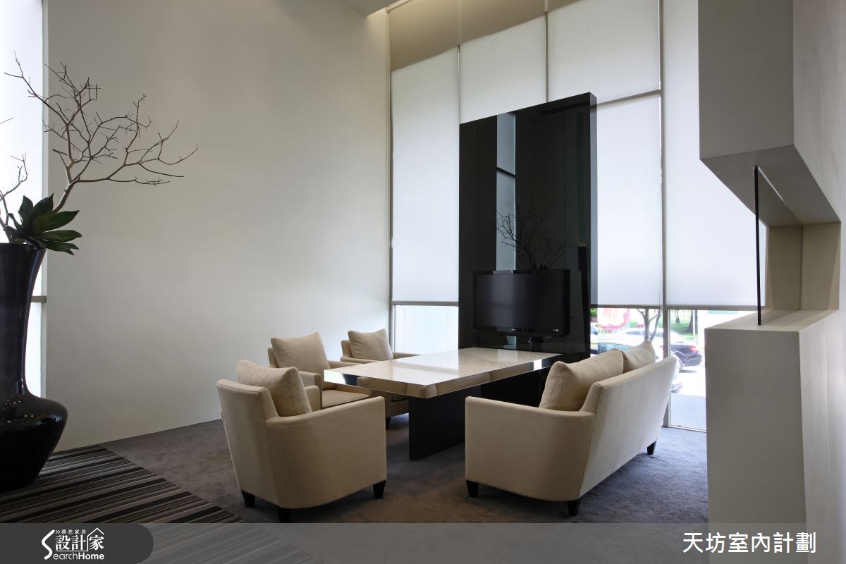 光與影的現代雕塑 喧鬧城市中的寂靜影像