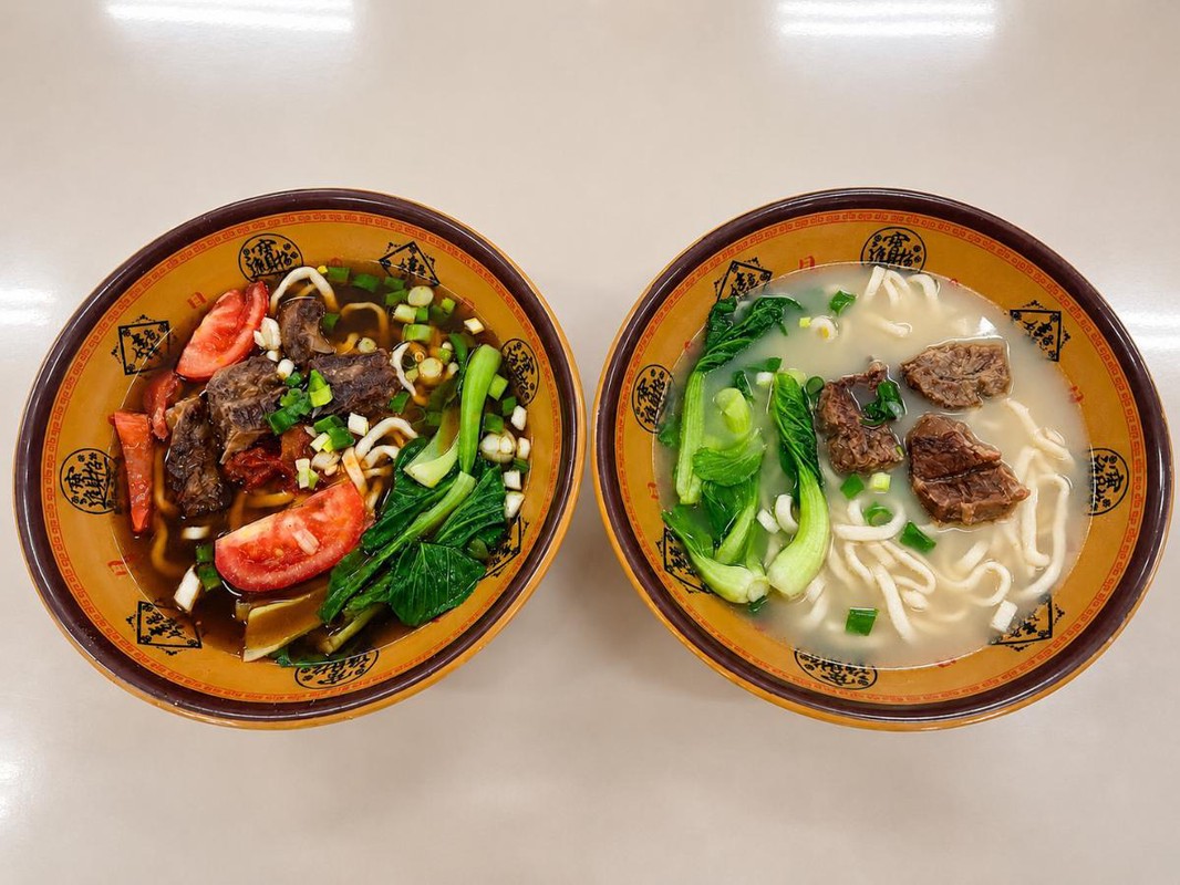 屏東里港人氣麵店！十多年麵店經驗再出發 家傳湯頭結合台式大骨與川味花椒