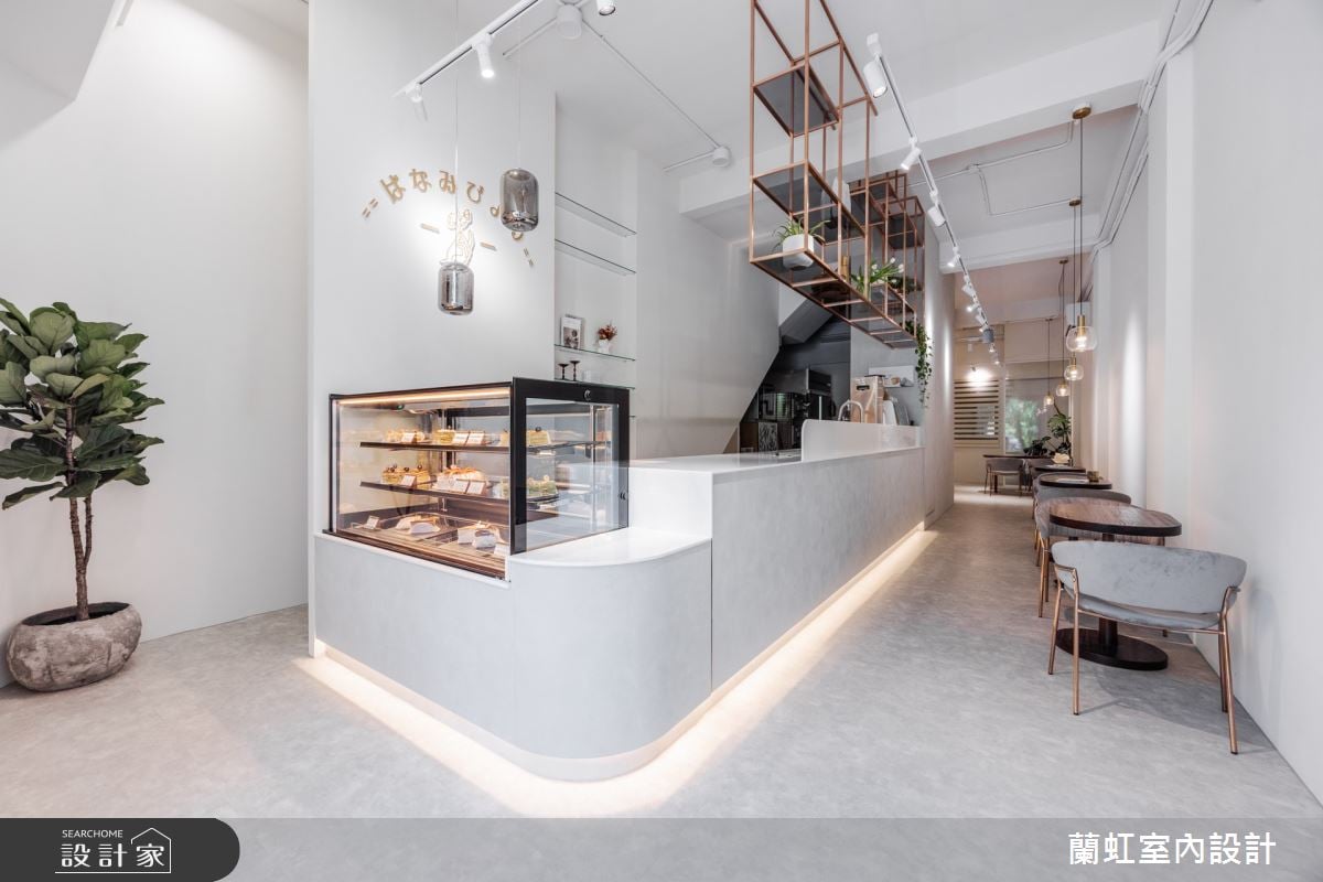中古別墅改造森系甜點店，圓潤弧形與燈帶描繪溫柔氛圍